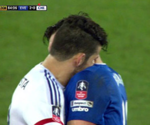 Nghi vấn Diego Costa cắn cổ Barry