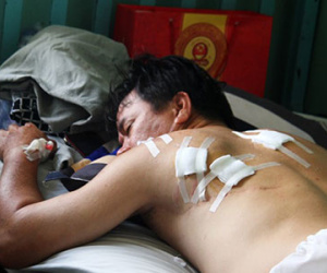 Ông chủ nhà hàng bị 2 kẻ lạ tấn công khi đang tính tiền