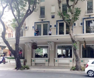 Rơi xuống mái hiên khách sạn, một người nước ngoài tử vong