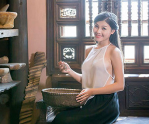 Bộ ảnh "cô lang y" mặc áo yếm mỏng tang gây xôn xao mạng xã hội