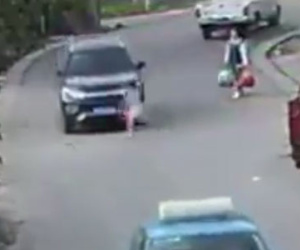 Clip: Mẹ vô ý để con băng qua đường và cái kết kinh hoàng