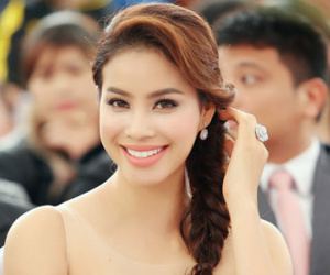 HH Phạm Hương xinh đẹp tràn đầy sức sống giữa tiết trời giá lạnh Hà Nội