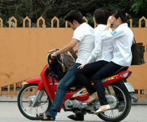 Bỏ quy định buộc thôi học một tuần với học sinh vi phạm giao thông