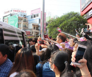 Fan nhạc Hàn tràn xuống kín đường, xe cấp cứu cũng kẹt cứng