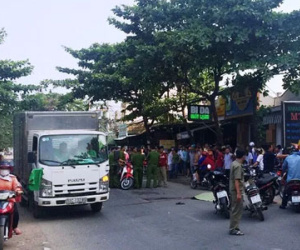 Ẩu đả, ngã xuống đường bị ô tô cán chết