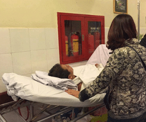 Chủ nuôi bị 4 con chó dữ cắn xé vừa mổ cắt lọc vết thương phần mềm, nối gân cánh tay