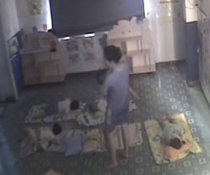Một hình ảnh khác của cô giáo mầm non trên camera lớp học khiến các bà mẹ "giật mình"