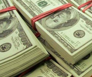 Người dân vẫn "đổ" USD vào ngân hàng
