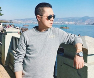 Ông bố 47 tuổi trẻ đẹp như hot boy gây bão mạng xã hội