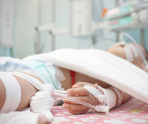 Trẻ đang chơi đùa đột ngột sốt cao dễ mắc viêm não mô cầu