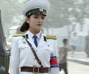 Vẻ đẹp dịu dàng của nữ cảnh sát Triều Tiên