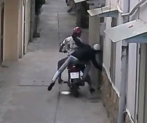 Clip: Băng cướp thò tay vào nhà giật dây chuyền của gia chủ