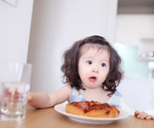 "Phát sốt" trước loạt ảnh cực yêu của con gái Elly Trần khi ăn pizza