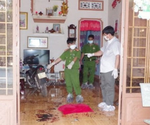 Sau tiếng la lớn, phát hiện người chồng thở thoi thóp bên xác vợ