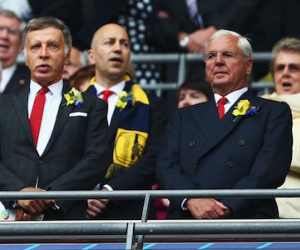 Wenger chỉ là công cụ của những ông chủ tham lam