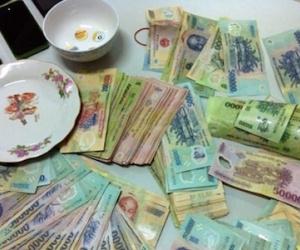 Bắt quả tang sòng bạc quý bà, thu gần 100 triệu đồng