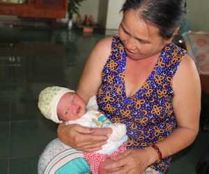 Bé trai sơ sinh 3,2 kg bị bỏ bên đường