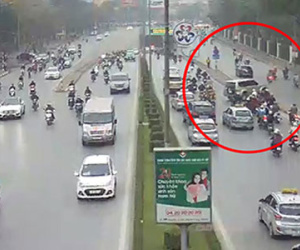 "Choáng" với xe ô tô băng qua dải phân cách cửa hầm Kim Liên