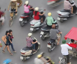 Trẻ Việt liều chết, trẻ Nhật cúi đầu... khi qua đường