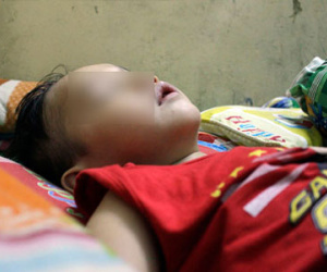 Giữa đường, 2 thanh niên giằng co, bắt con trong tay mẹ