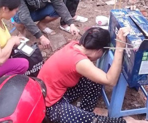 Vụ nổ lớn ở Hà Đông: Vợ nạn nhân vật vã bên phần thi thể còn sót lại của chồng