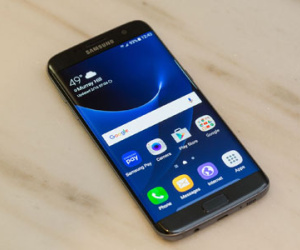 Xếp hàng chờ mua Galaxy S7 để bán lại lãi bạc triệu