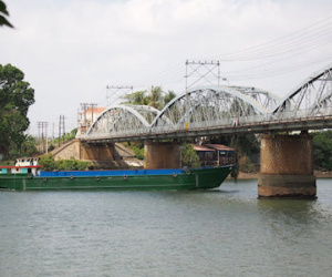 Ảnh cầu Ghềnh "nguyên vẹn" một giờ trước khi...sập
