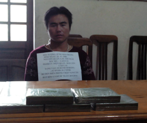 Mang 5 bánh heroin vượt biên