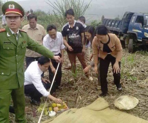 Nhảy khỏi xe tải đang tụt dốc, một loạt người bị cán