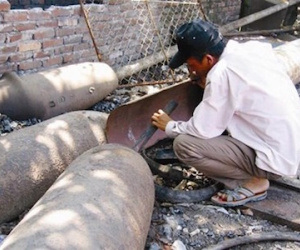 Ớn lạnh về làng nấu... bom
