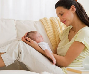 Bà mẹ trẻ bị ném đá "mỏi tay" khi cho rằng nhiều mẹ Việt đẻ con "chủ yếu để sinh lợi"