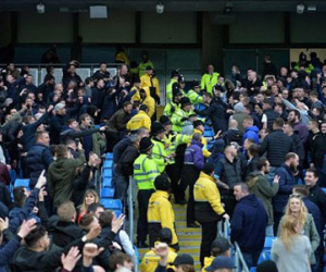 CĐV Man City ném ‘vật thể lạ’, khán đài Etihad hỗn loạn