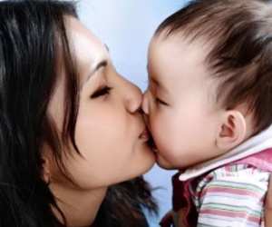 Lý do không nên hôn môi trẻ