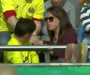 Messi sút bóng khiến fan nữ xinh đẹp của Villarreal chấn thương
