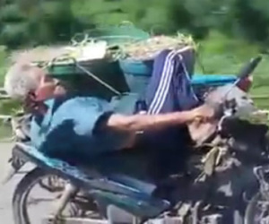 Clip Cụ già nằm trên yên và lái xe máy bằng một tay gây bão mạng