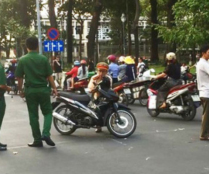 Cướp vượt đèn đỏ tông gãy chân người phụ nữ ở Sài Gòn