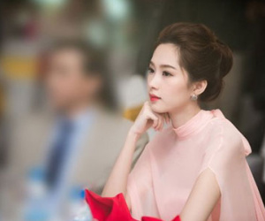Hoa hậu Thu Thảo đẹp như tiên nữ khi tới Hà Nội