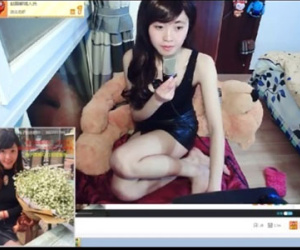 Nữ streamer bị khóa tài khoản 22 năm vì... quên mặc đồ lót