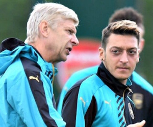 Ozil nổi loạn: Wenger ở lại, tôi sẽ ra đi