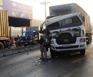 Quốc lộ tê liệt vì xe container va chạm liên hoàn