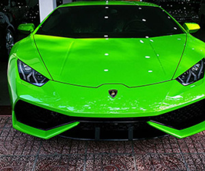 Siêu xe Huracan xanh cốm khoe dáng dưới nắng Sài Gòn
