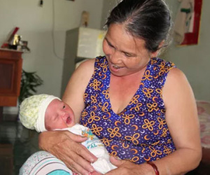 Sợ chồng đánh, bỏ con mới sinh bên vệ đường