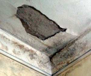 Sống ở tập thể: Đang uống nước, cả mảng trần ụp xuống đầu