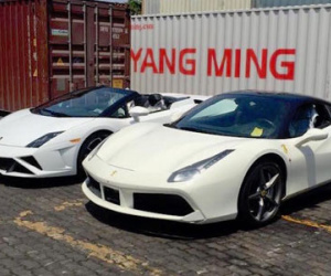Bộ đôi siêu xe Ferrari-Lamborghini cập cảng Việt Nam