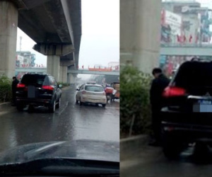 Bức bối với cảnh người "đi xe biển xanh" tè đường