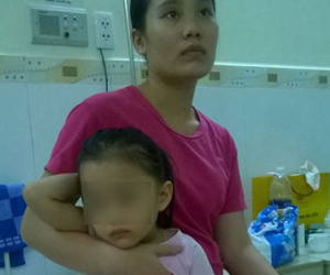 Côn đồ truy sát cả gia đình, chém cả bé gái 3 tuổi