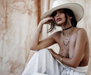 Emily Ratajkowski táo bạo diện váy áo hững hờ