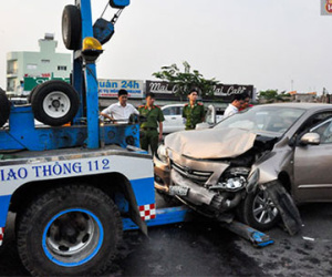 Không kịp tránh xe tải vượt đèn đỏ, xe Camry nát đầu trên đại lộ Phạm Văn Đồng