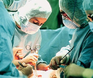 Mất một bên “của quý” vì bất cẩn khi dùng cưa điện