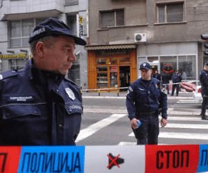 Serbia: Mời nhân viên hàng bánh ra ngoài để tiện đánh bom
